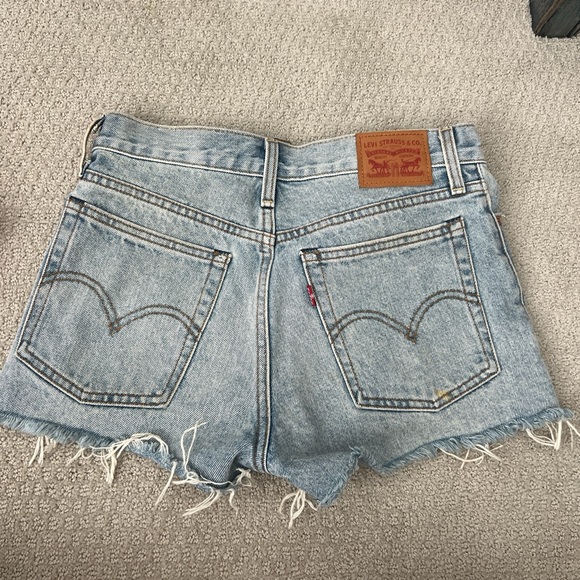 - Levi denim jean shorts - Picture 2 of 8